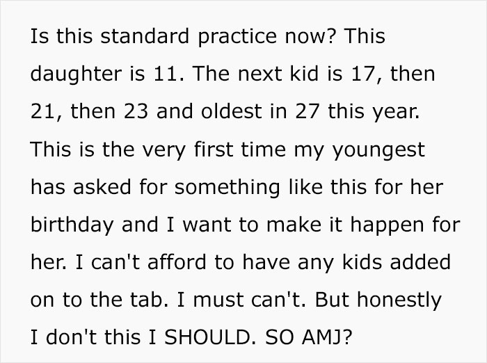 Texto discutindo uma mãe surpresa com a confirmação de presença de uma mãe no aniversário de sua filha, questionando a prática padrão.