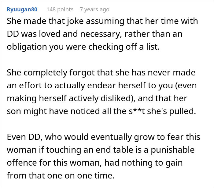 Um comentário do Reddit sobre lágrimas de crocodilo MIL, abordando a piada sobre espancar sua filha. A mãe ignora o MIL, apoiando não bater.
