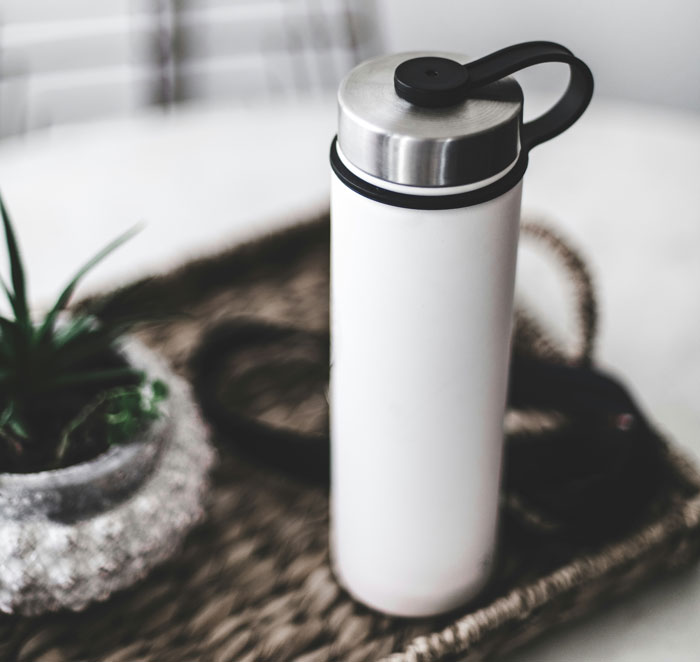 Ladrão de comida aprende uma lição quando colega de trabalho fica farto de ficar sem chá doce gelado