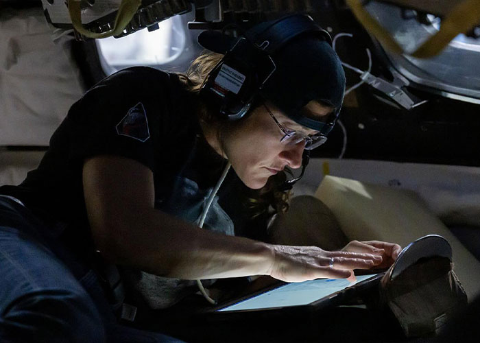 "Thirst Traps From Space": Astronaut's Ripped Physique During Moon Mission Sparks Frenzy