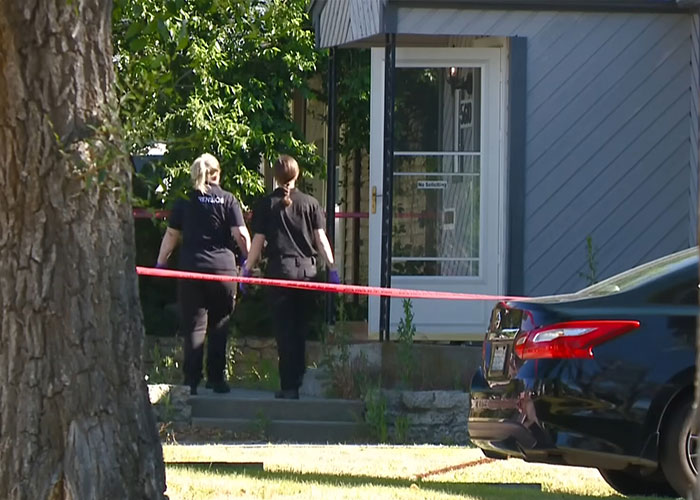 O diário da filha detalhou pensamentos sombrios sobre seu pai, então ela sorriu no tribunal com uma declaração chocante