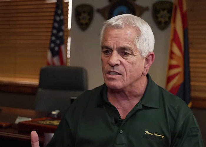 O passado sombrio do xerife de Nancy Guthrie surge após 8 suspensões e ameaça de 'desperdício' de testemunha