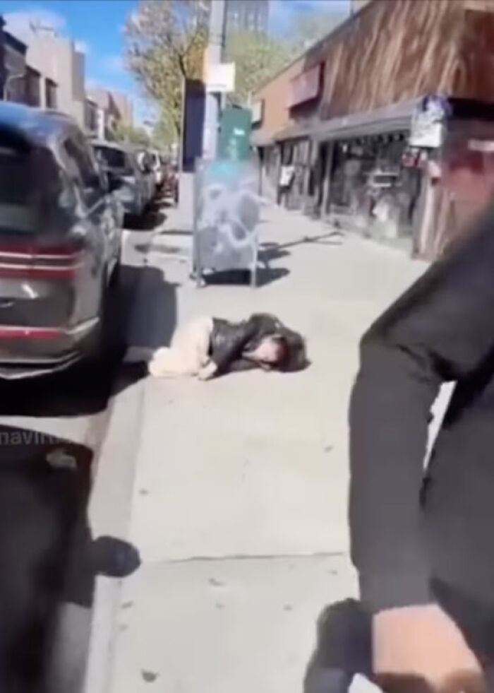 Vídeo perturbador captura a cabeça de uma adolescente batendo na cabeça depois que ela o rejeita