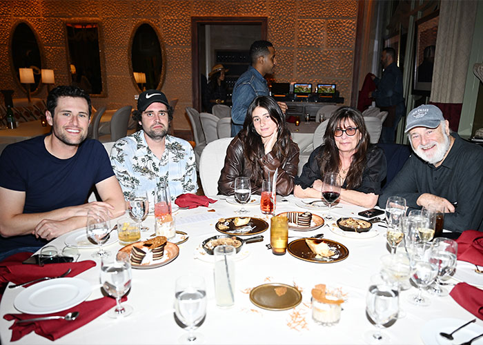 O filho de Rob Reiner, Jake, compartilha novos detalhes perturbadores da noite da tragédia de seus pais