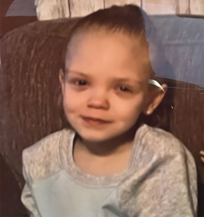 Uma criança de cabelos claros sorri para a câmera, algo crucial para o caso do desaparecimento da criança de 9 anos.