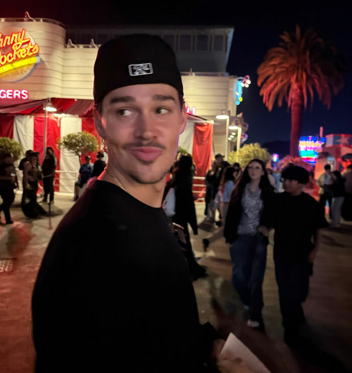 Mãe do influenciador Noah Beck é colocada em licença pelo distrito escolar após vídeo inapropriado com o filho ressurgir