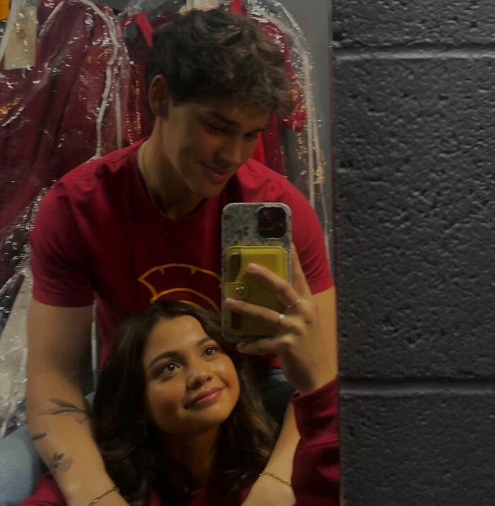 Mãe do influenciador Noah Beck é colocada em licença pelo distrito escolar após vídeo inapropriado com o filho ressurgir