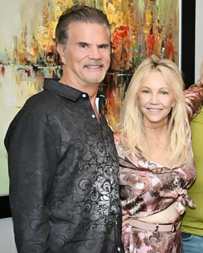 Two 80s icons now in their 60s smiling together, sparking fan frenzy with confirmed romance news. Two 80s icons now in their 60s smiling together, sparking fan frenzy with confirmed romance news.