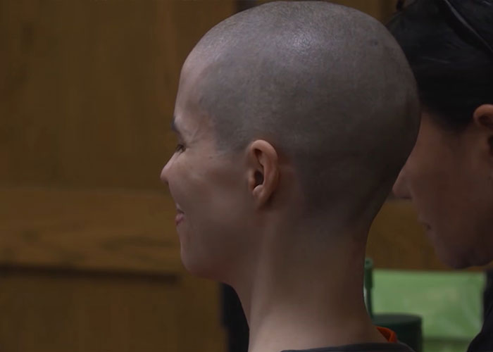 O diário da filha detalhou pensamentos sombrios sobre seu pai, então ela sorriu no tribunal com uma declaração chocante