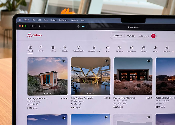 "Some Jeffrey Epstein Stuff": Florida Couple Books An Airbnb, Ends Up Needing Police Help To Escape