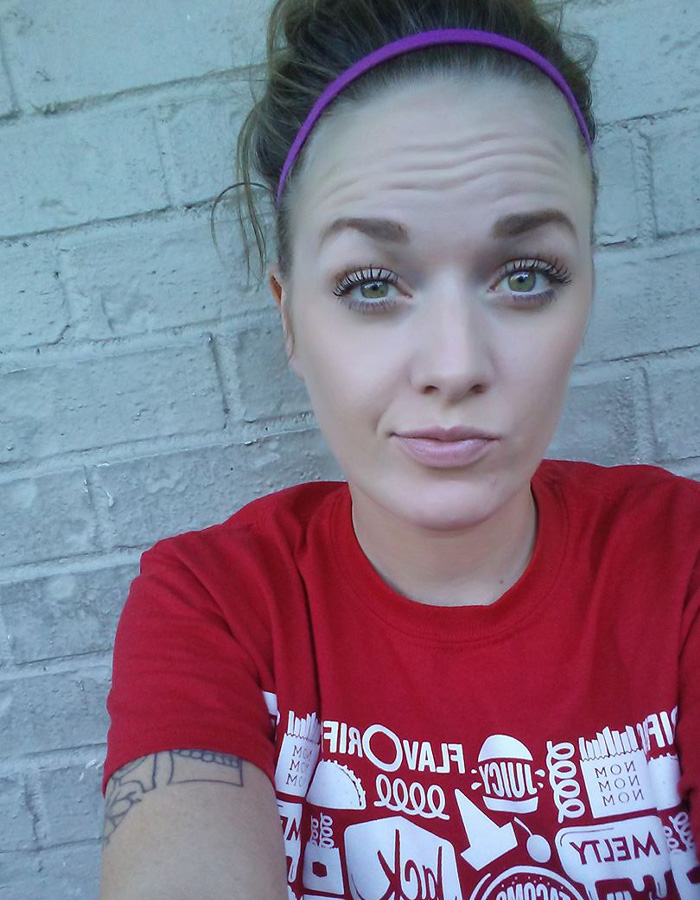 Jovem de camisa vermelha com faixa roxa na cabeça, com os restos mortais da mãe desaparecida, vista pela última vez colhendo cogumelos encontrados pelos caminhantes mencionados.