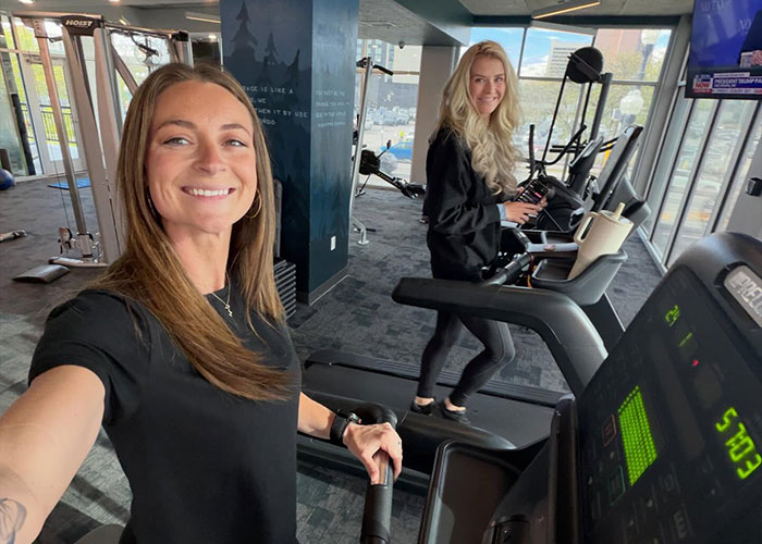 Elizabeth Smart surpreende com a transformação do fisiculturista em uma foto de competição de cair o queixo