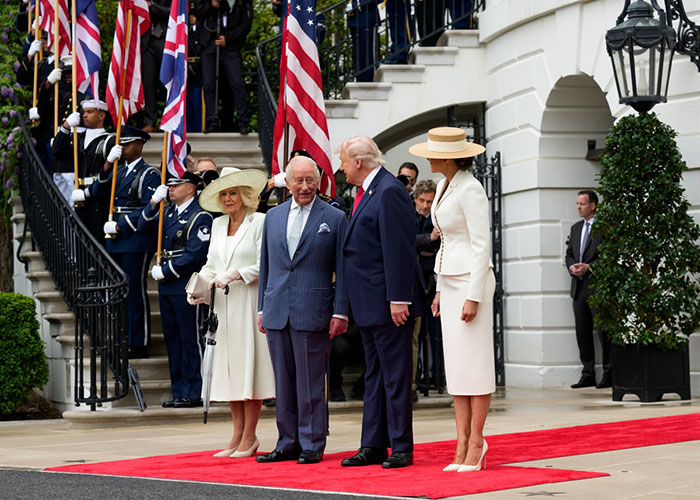 “Alguém mais percebeu isso?”: O vídeo se torna viral quando as pessoas notam detalhes estranhos no comportamento de Melania Trump