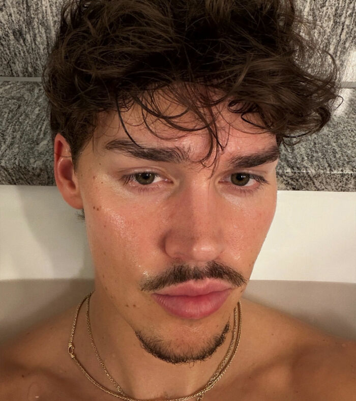 Mãe do influenciador Noah Beck é colocada em licença pelo distrito escolar após vídeo inapropriado com o filho ressurgir