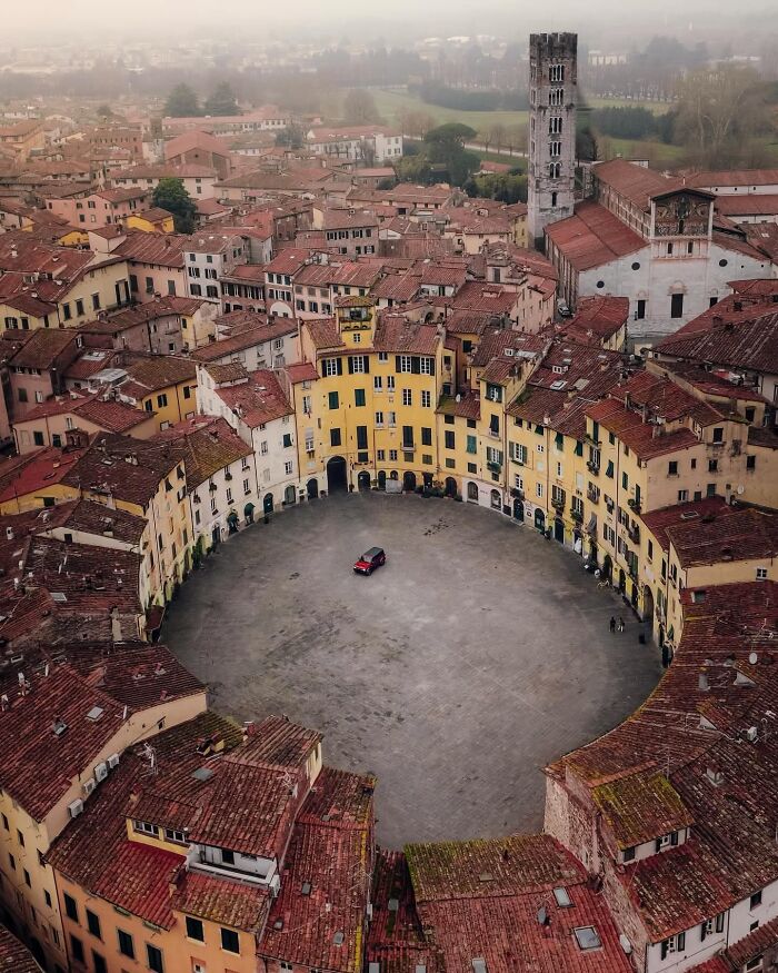 Piazza Dell’anfiteatro, Lucca, Italy