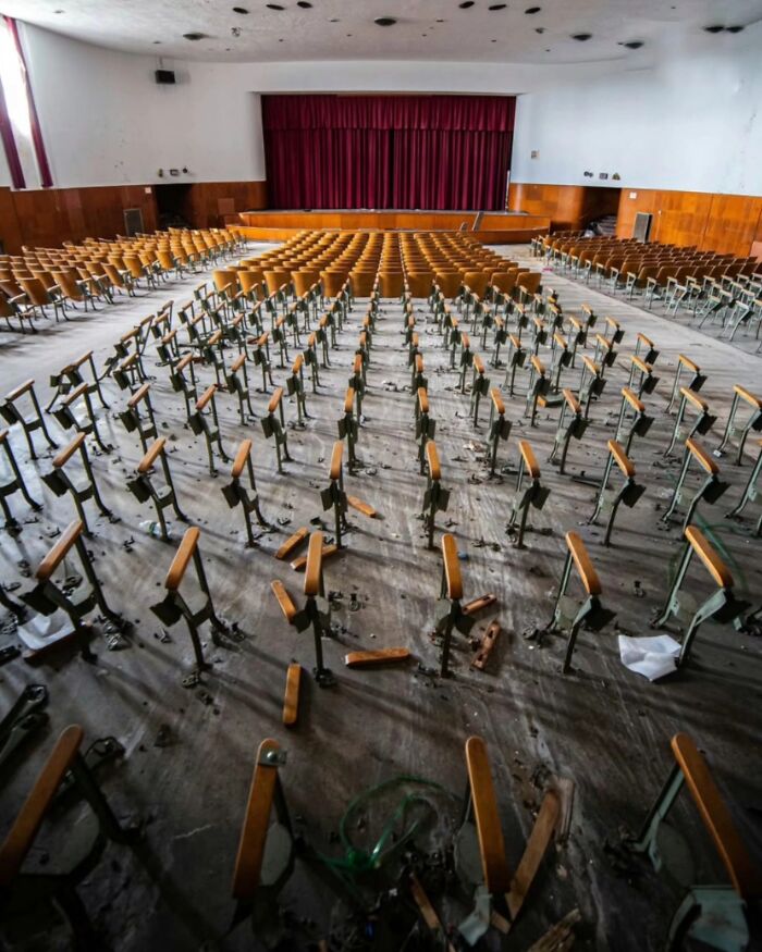 This Page Shared 55 Photos Of Creepy Places Lost To Time