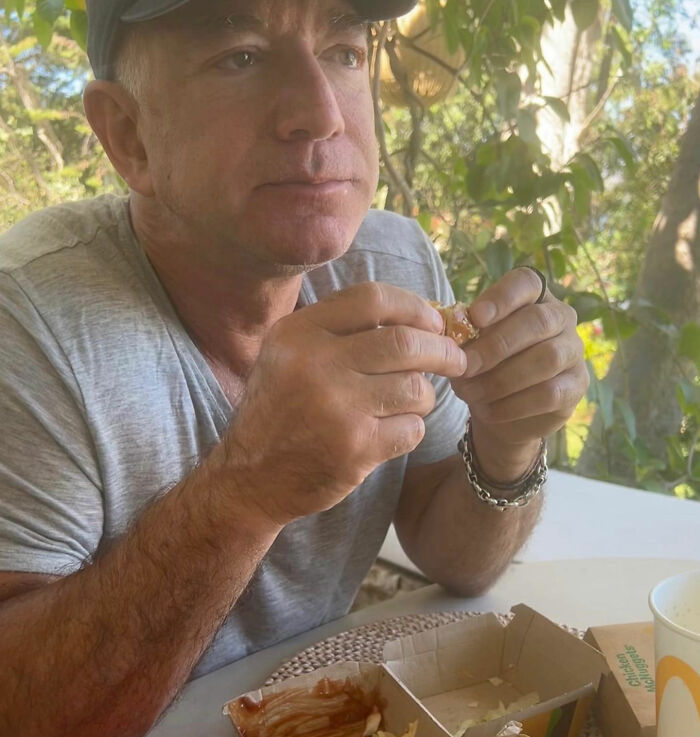 "Ele é rico, mas não é estúpido": O traje Coachella de Jeff Bezos gera debate depois que as pessoas fazem uma conexão selvagem "Ele é rico, mas não é estúpido": O traje Coachella de Jeff Bezos gera debate depois que as pessoas fazem uma conexão selvagem