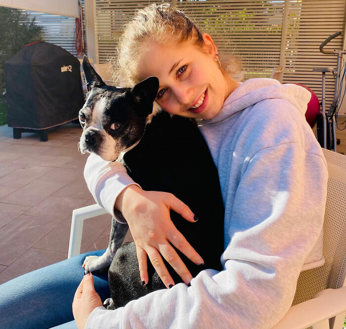 O passado conturbado do menino surge quando os pais são acusados ​​​​de incidente fatal com estátua de turista