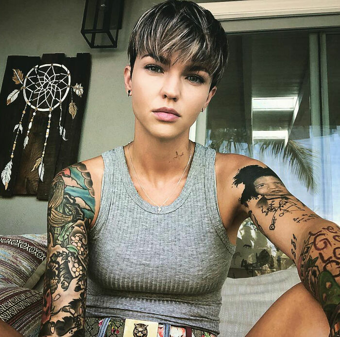 Ruby Rose contradiz suas acusações contra Katy Perry em artigo de 2011 que ela escreveu sobre a noite infame