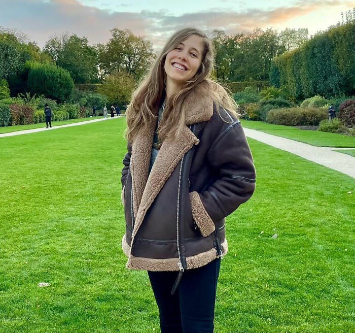 Pais acusados ​​​​depois que imagens de CFTV capturam adolescente supostamente jogando estátua da varanda, atingindo turista fatalmente