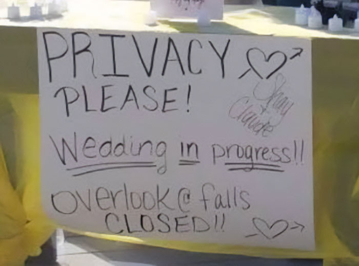 Noiva bloqueia cachoeira em parque público para seu casamento, seu pai então ameaça pessoas que reclamam Noiva bloqueia cachoeira em parque público para seu casamento, seu pai então ameaça pessoas que reclamam