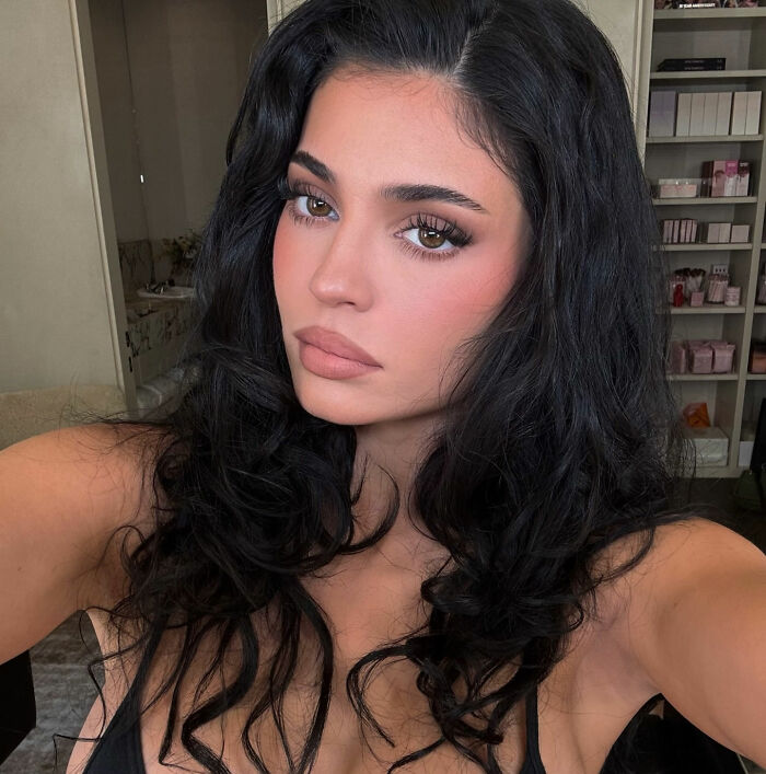 Kylie Jenner desperta preocupação de que seus implantes mamários tenham rompido depois que os fãs notaram detalhes no Coachella Snap Kylie Jenner desperta preocupação de que seus implantes mamários tenham rompido depois que os fãs notaram detalhes no Coachella Snap
