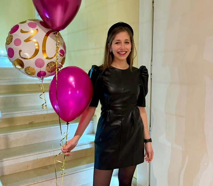 O passado conturbado do menino surge quando os pais são acusados ​​​​de incidente fatal com estátua de turista