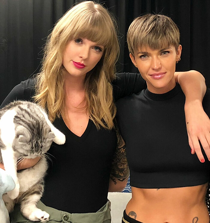 Ruby Rose contradiz suas acusações contra Katy Perry em artigo de 2011 que ela escreveu sobre a noite infame