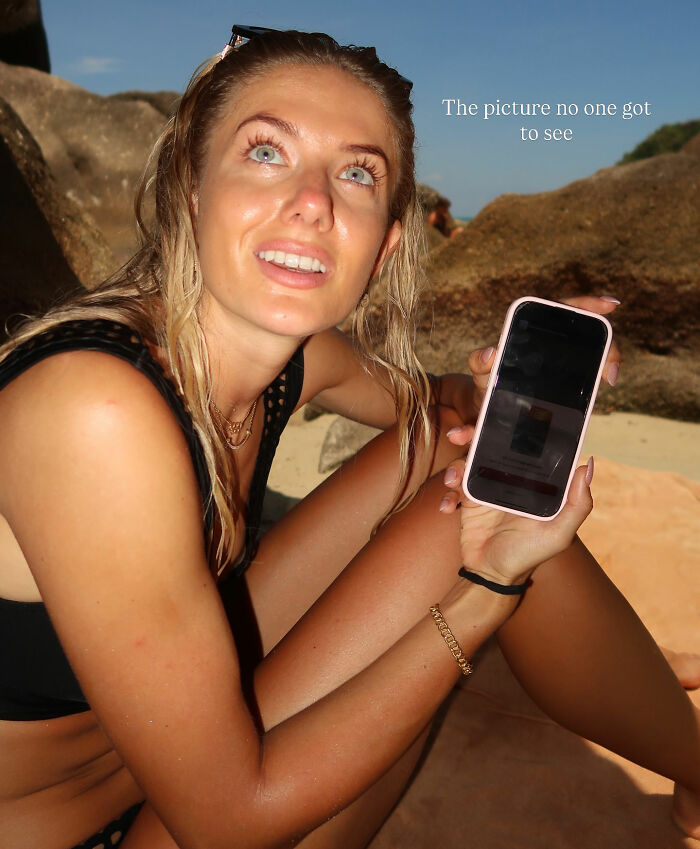 Alica Schmidt, a atleta mais sexy do mundo, sentada em uma praia segurando um telefone com fundo rochoso. Alica Schmidt, a atleta mais sexy do mundo, sentada em uma praia segurando um telefone com fundo rochoso.