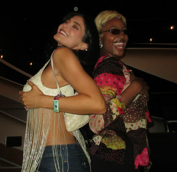 Kylie Jenner desperta preocupação de que seus implantes mamários tenham rompido depois que os fãs notaram detalhes no Coachella Snap Kylie Jenner desperta preocupação de que seus implantes mamários tenham rompido depois que os fãs notaram detalhes no Coachella Snap