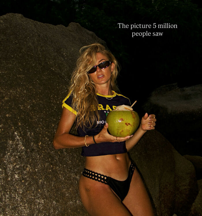 Alica Schmidt, a atleta mais sexy do mundo, usando óculos escuros e roupa esportiva, segurando um coco enquanto posa ao ar livre à noite. Alica Schmidt, a atleta mais sexy do mundo, usando óculos escuros e roupa esportiva, segurando um coco enquanto posa ao ar livre à noite.