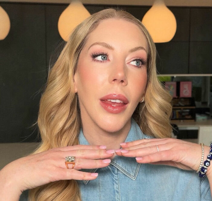 A comediante Katherine Ryan revela citação insana que recebeu do cirurgião plástico de Kris Jenner para uma plástica facial