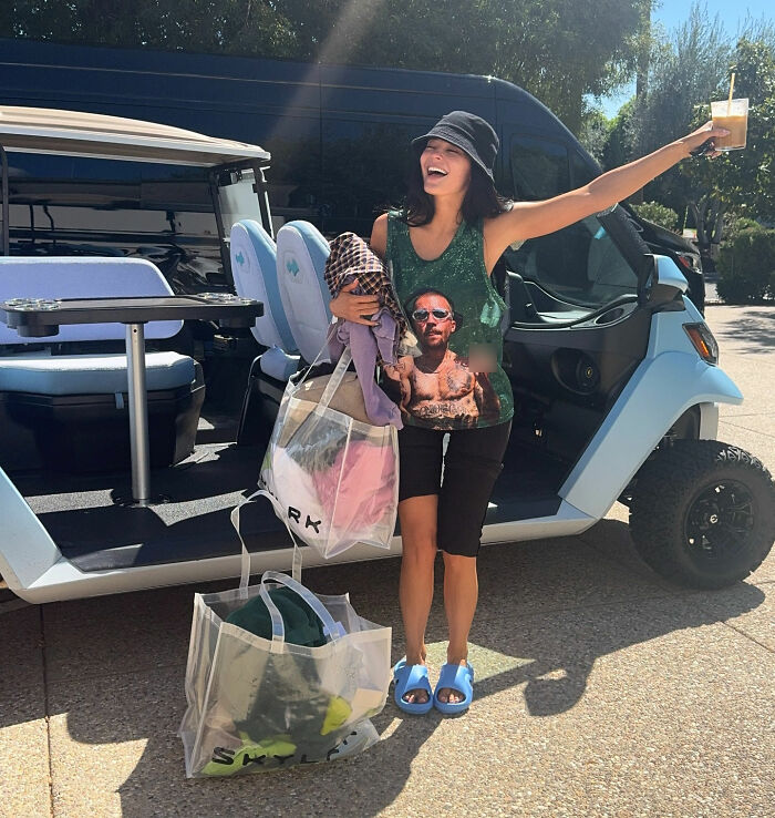 Kylie Jenner desperta preocupação de que seus implantes mamários tenham rompido depois que os fãs notaram detalhes no Coachella Snap Kylie Jenner desperta preocupação de que seus implantes mamários tenham rompido depois que os fãs notaram detalhes no Coachella Snap