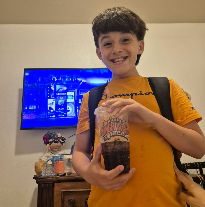 'Pai do ano' encerra a vida do filho de 11 anos no banheiro do aeroporto e depois se volta contra si mesmo