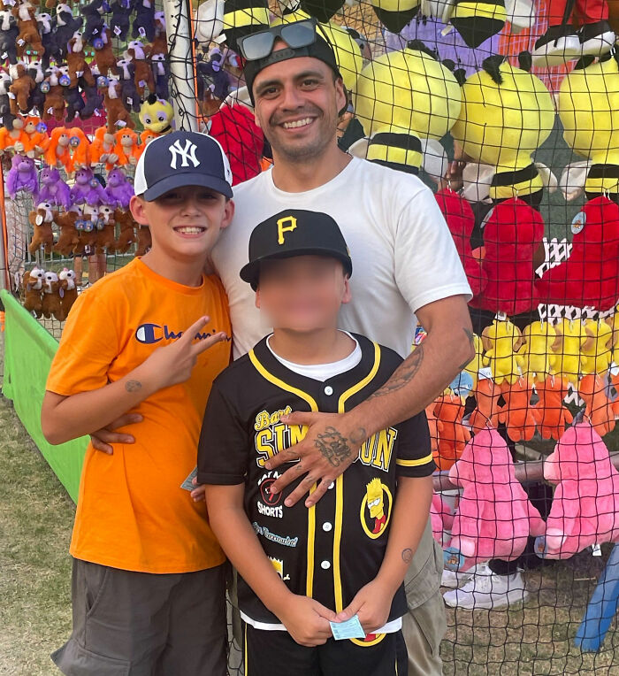 'Pai do ano' encerra a vida do filho de 11 anos no banheiro do aeroporto e depois se volta contra si mesmo