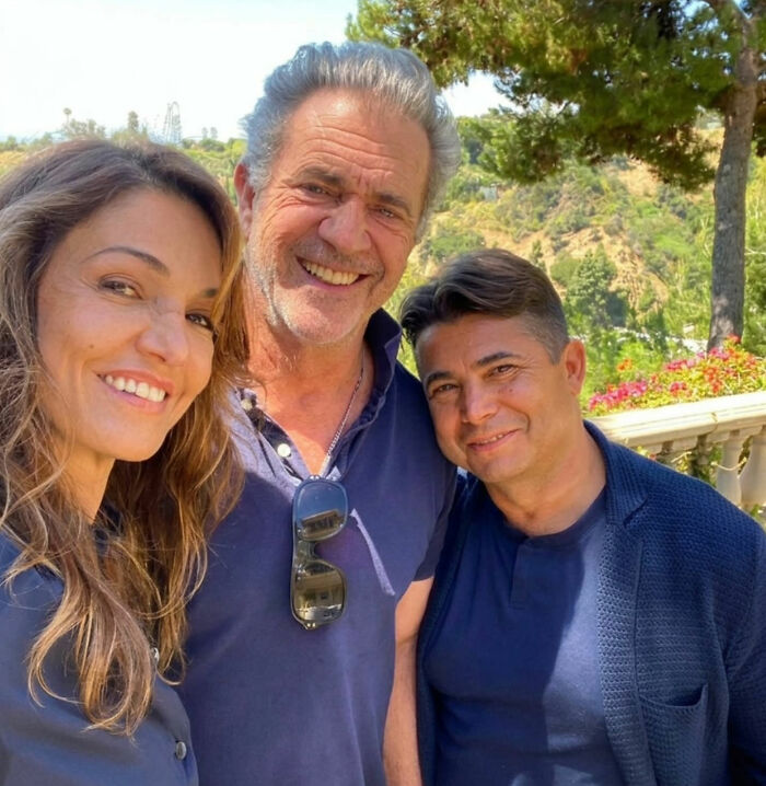 Mel Gibson sorri com duas pessoas ao ar livre. O amor secreto de Mel Gibson. Acidente na piscina.