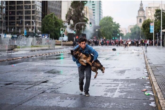 35 Brilliantly Timed Shots From The Decisive Moments Magazine That Capture Life At Exactly The Right Second