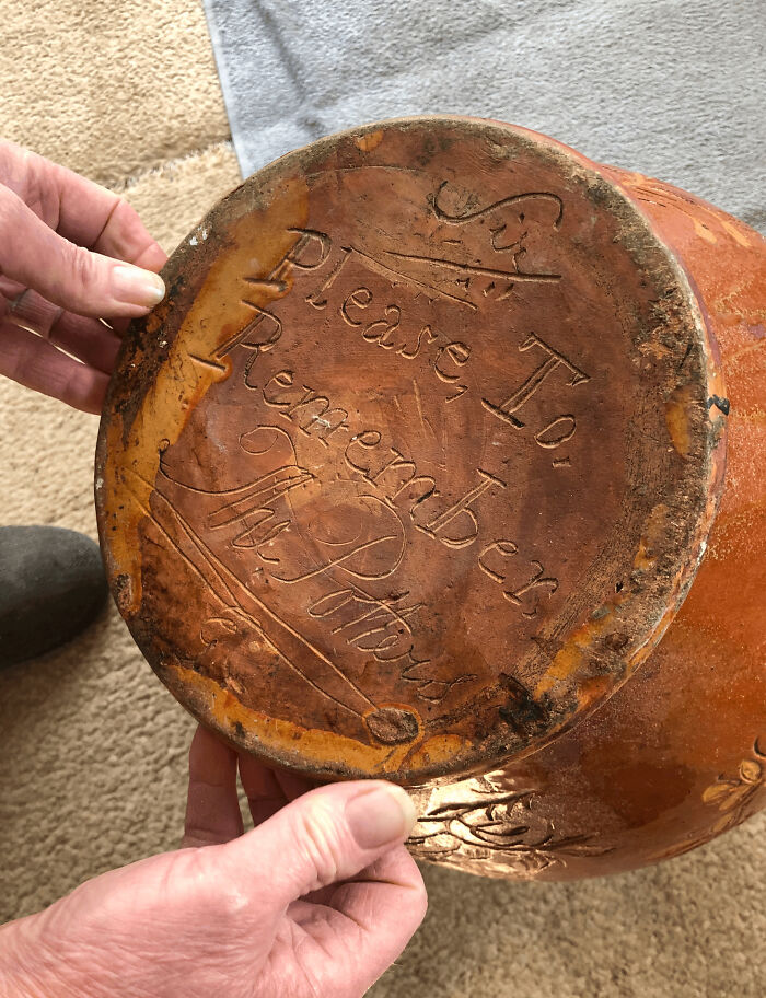An antique pot with a unique inscription, a special find revealing its historical significance.