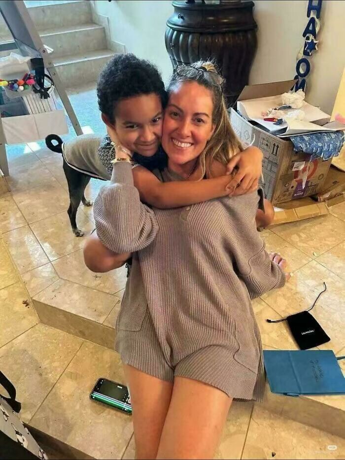 Child with dog's body and woman hugging, a misleading and confusing photo that seems like a glitch in real life.