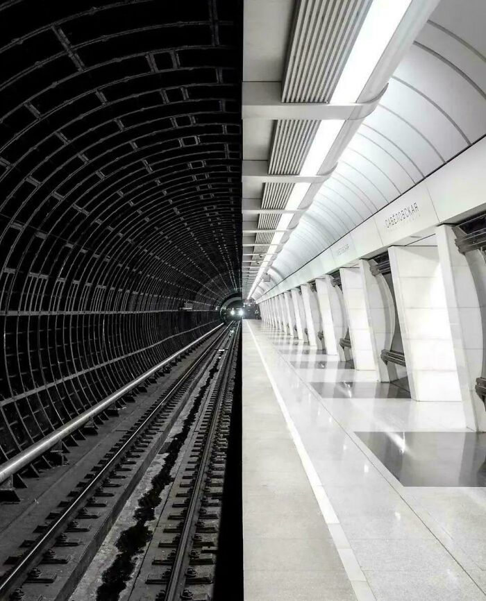 Subway station with a split perspective creating a misleading and confusing photo that looks like a glitch in real life.