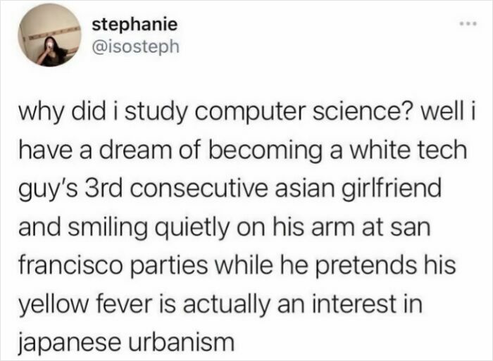 Tweet about studying computer science with a strangely specific and relatable tech relationship dream.