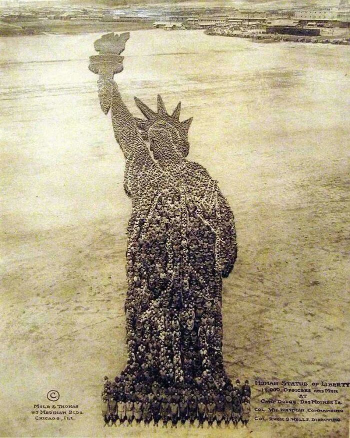 Historic photo showing 1,800 people arranged to form the Statue of Liberty, a rare and fascinating moment captured.