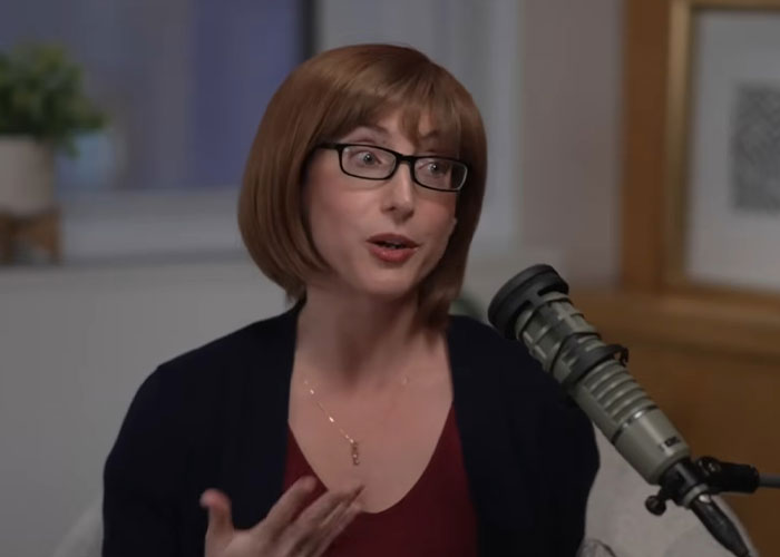 Autor de best-seller choca os fãs ao revelar a verdadeira identidade após 13 anos de vida dupla Autor de best-seller choca os fãs ao revelar a verdadeira identidade após 13 anos de vida dupla