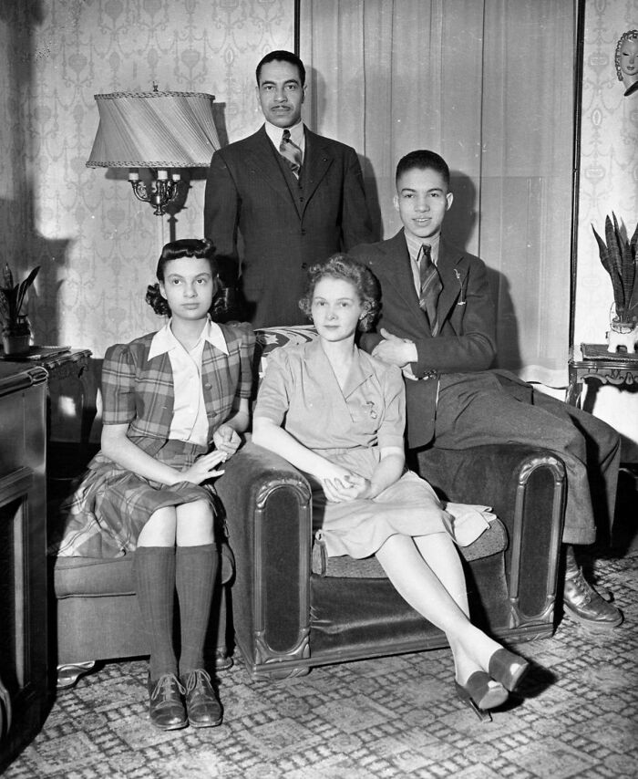 Mixed Family Posing For Their Group Portrait. Pittsburgh, Pennsylvania, Circa 1940s, Agfa Safety Film