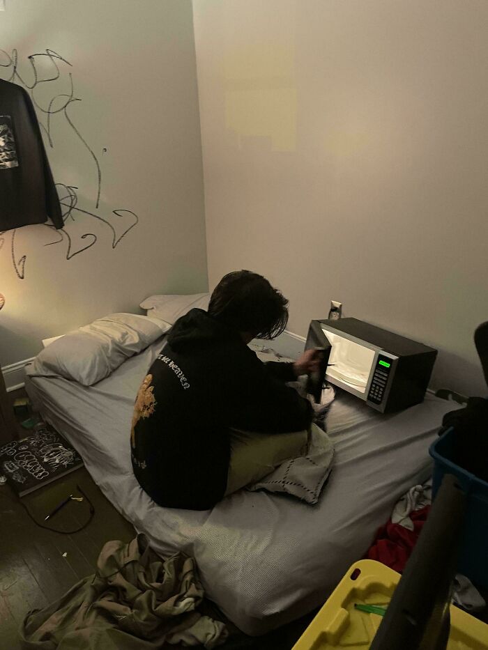 Doesn’t Have A Phone So Has To Used Microwave For Alarm