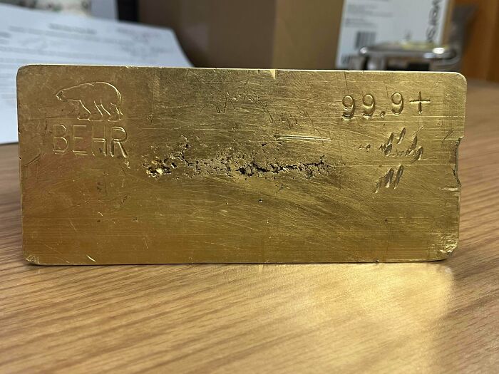 Close-up of a tarnished gold bar marked "BEHR" and "99.9+", an unusual possession whose value internet users appreciate.
