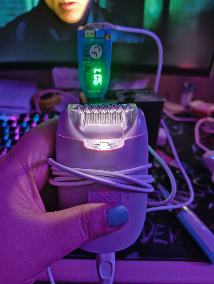 Clever solution: Epilator charging with a small device, showing innovative use of random junk.