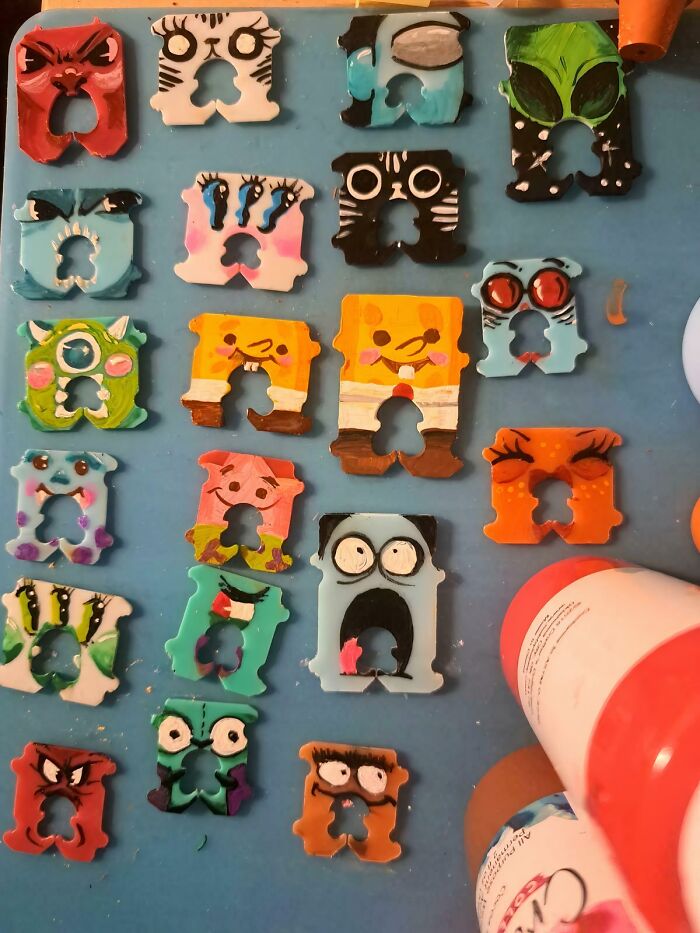 Painted bread tags, transformed into useful and artistic character figures, showcasing creative people's ingenuity.