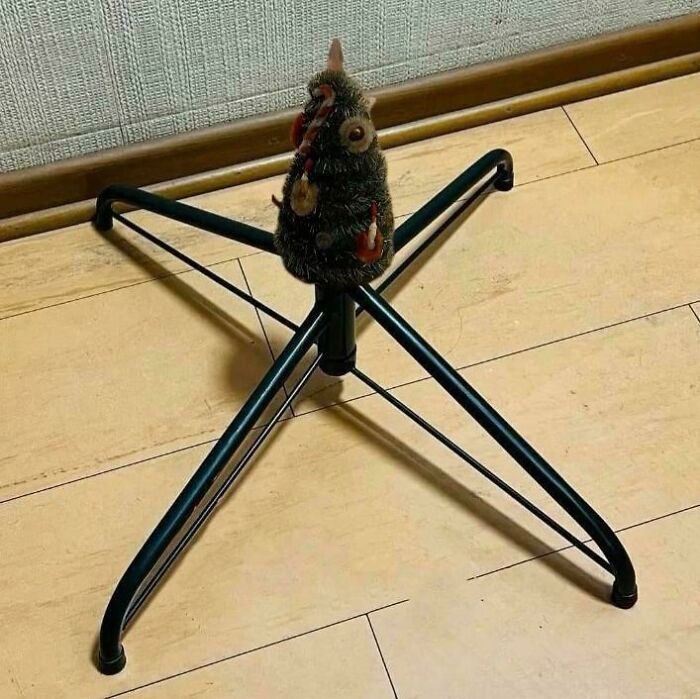 Disappointingly small Christmas tree on a standard stand. A clear lesson learnt from Temu or AliExpress purchases.