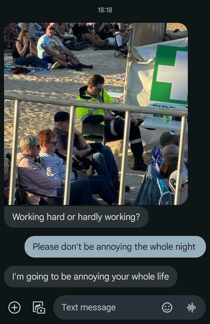 Funny text exchanges with a security guard behind a railing at a beach concert, chatting with a friend.